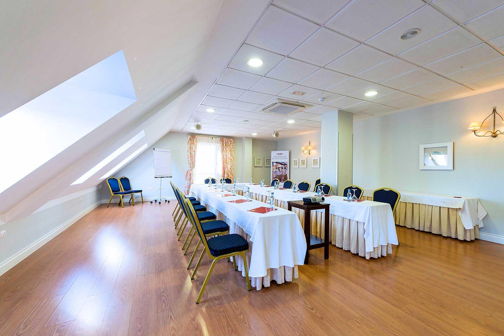 Hotel Fc Infantas De León Exteriér fotografie